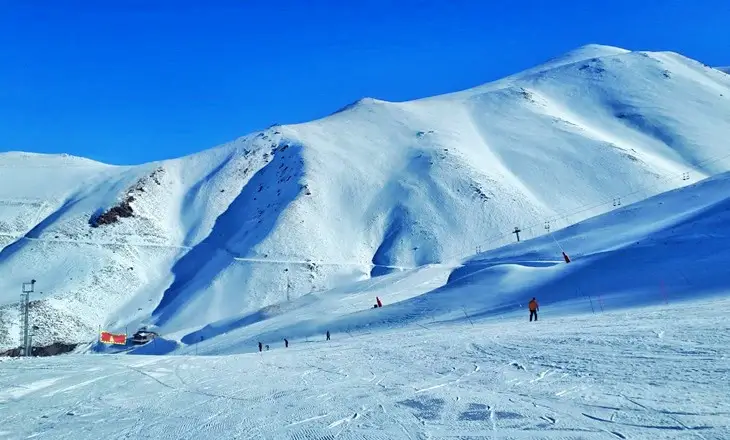 Palandöken Kayak Merkezi’nde uzun ve dik pistler, yüksek rakımlı dağ silsilesi